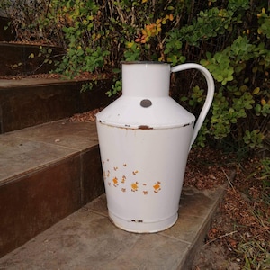 Large vintage enamel jug - White pitcher with floral - Water kettle - Yellow flower  - Vintage enamel - Water can - Shabby Chic