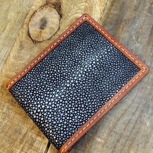 Cartera de cuero con patrón digital