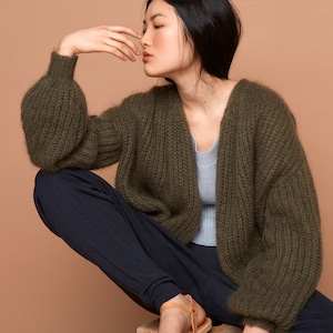 bomber jacket, oliv, khaki, SABRINA WEIGT, knitwear, mohair, knitted bomber jacket, chunky knit, oversized knit,cardigan,mohair knit,fashion image 1