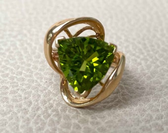 Peridot Trillion Cut 14K Solid Gold Ring Contemporary Ribbon