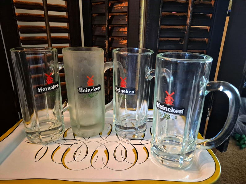 Juego de 4 jarras de cerveza Heineken vintage, con el clásico logotipo del molino de viento y bases de vidrio grueso. imagen 1