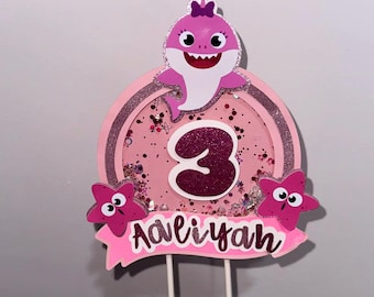 Adorno personalizado para pastel con forma de tiburón bebé rosa, decoración de cumpleaños personalizada, temática marina con purpurina 3D.