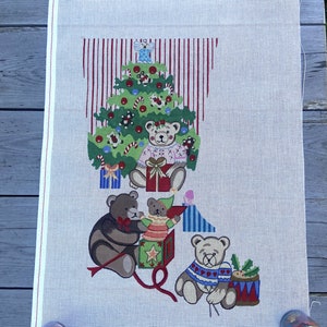手描きのニードルポイントクリスマスストッキング | テディベアファミリーホリデーストッキングキャンバス | DIYファミリーストッキング | パーソナライズされたストッキング