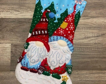 Calcetín navideño: Gnomo hecho a mano "Relajándome con mi gnomo" Calcetín bordado de fieltro Bucilla