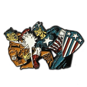 Könnte beinhalten: Eine Emaille-Anstecknadel, die Captain America zeigt, wie er einen Mann schlägt, der eine braune Jacke mit einem Hakenkreuz trägt. Der Mann fliegt mit einem weißen Sternenausbruch hinter sich zurück.
