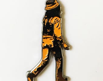 Pin de esmalte "CHOQUE EN EL MERCADO NEGRO"