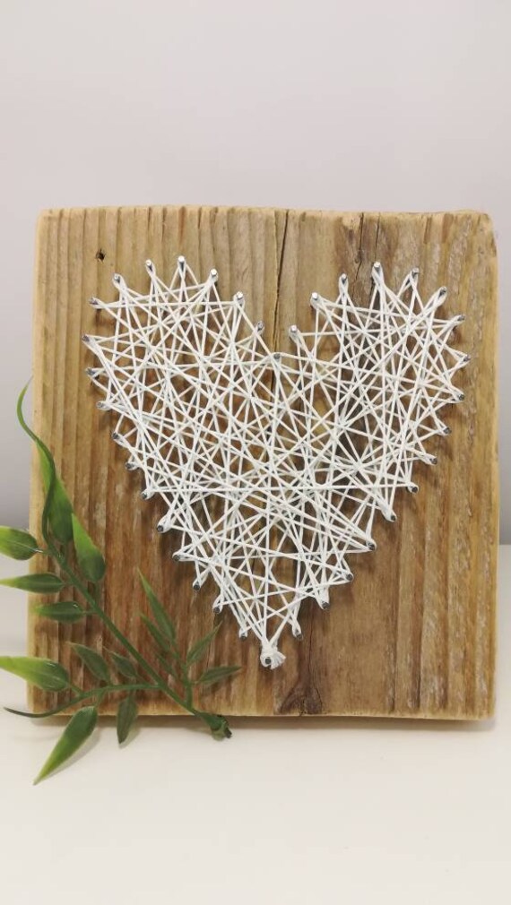 Tableau en Bois Flotté et Son Cœur Fil Blanc de Coton, Décoration Oddeobois Originale Unique, Fabric