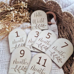Pietra miliare mensile del bambino / carte/arco in legno con pietra miliare laser Pietra miliare mensile / Accessori per foto del bambino Primo anno del bambino / Primi mesi del bambino