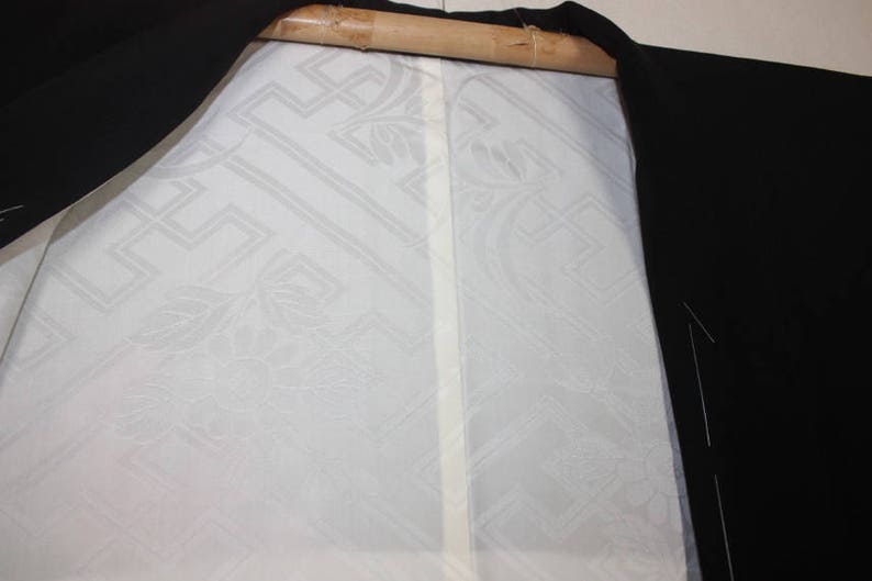Japanese vintage silk Freehand drawing dyeing haori coat jacket of\u3000Pattern of flower of black\u3000background