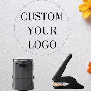 Può includere: Un timbro con logo personalizzato nero e un'embosser nera sono mostrati su uno sfondo bianco strutturato. Il testo "CUSTOM YOUR LOGO" è in un cerchio sopra il timbro e l'embosser. Fiori gialli e arancioni sono nell'angolo in alto a destra.