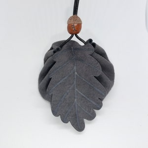 Pochette à pharmacie moyenne en cuir gris acier, feuille de chêne, arbre celtique Ogham, chêne lyrique, pochette en cuir, pochette à pharmacie, pochette, feuille de chêne