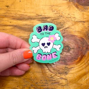 Pegatina "Malo hasta los huesos" / Pegatinas lindas de Halloween / Calcomanías lindas para ella / Pegatinas con juegos de palabras / Pegatinas / Regalos por menos de 5 $ / Pegatinas de calaveras / Humor