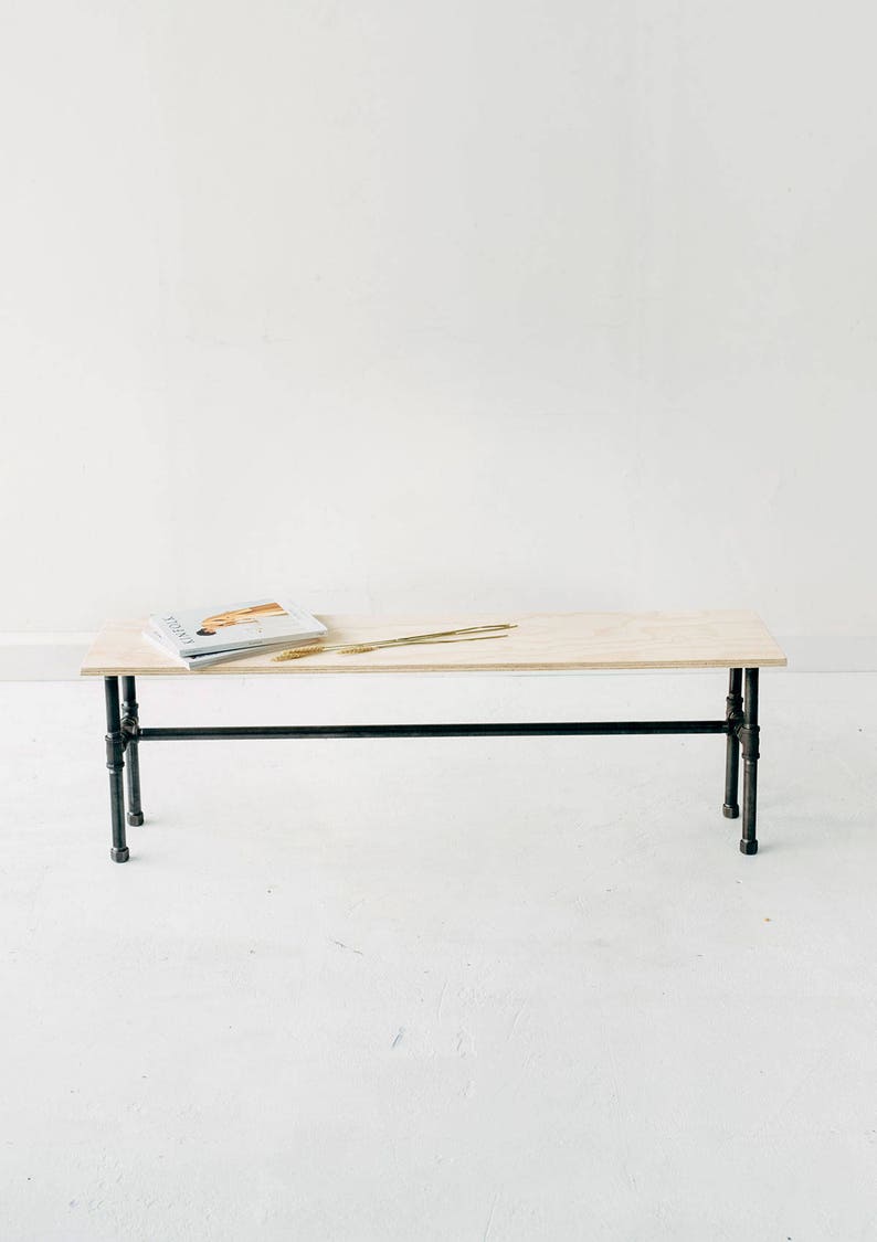 Panca / tavolo da esposizione in compensato di ferro nero e betulla immagine 1