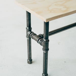 Panca / tavolo da esposizione in compensato di ferro nero e betulla immagine 3