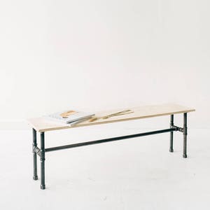 Panca / tavolo da esposizione in compensato di ferro nero e betulla immagine 2