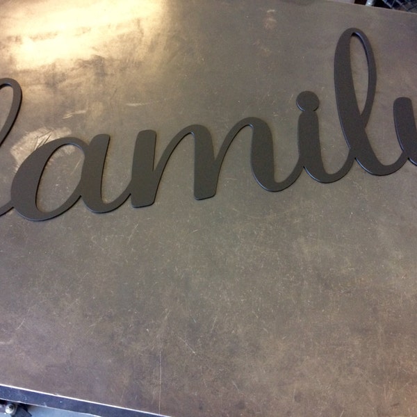 Familia - Letras de metal / Arte de pared / Letrero / Texto cursivo / Decoración del hogar de acero / Regalo de Navidad / Cocina / Dormitorio / Escritura / N.° 4400