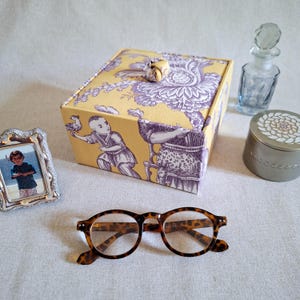 Petite Boîte Décorative de Rangement, décorée de Toile de Jouy Manuel Canovas, Vide Poche avec Couvercle, Cadeau Unique pour Enseignant