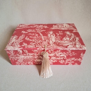 布張りの装飾収納ボックス、ピエール・フレイ作「トワル・ド・ジュイ」、デスクオーガナイザー、リモコン収納