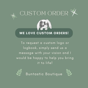 Puede incluir: Un fondo verde con un conejito blanco asom&aacute;ndose por encima de una pancarta que dice "WE LOVE CUSTOM ORDERS!"  El texto debajo de la pancarta dice "To request a custom logo or logbook, simply send us a message with your vision and I would be happy to help you bring it to life!"  El texto en la parte inferior dice "Buntastic Boutique".