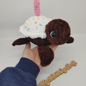 Crochet Cupcake Turtle Plush with Candle – Handmade Birthday Turtle, Cute Amigurumi Plushie, Unique Birthday Gift Bild 6