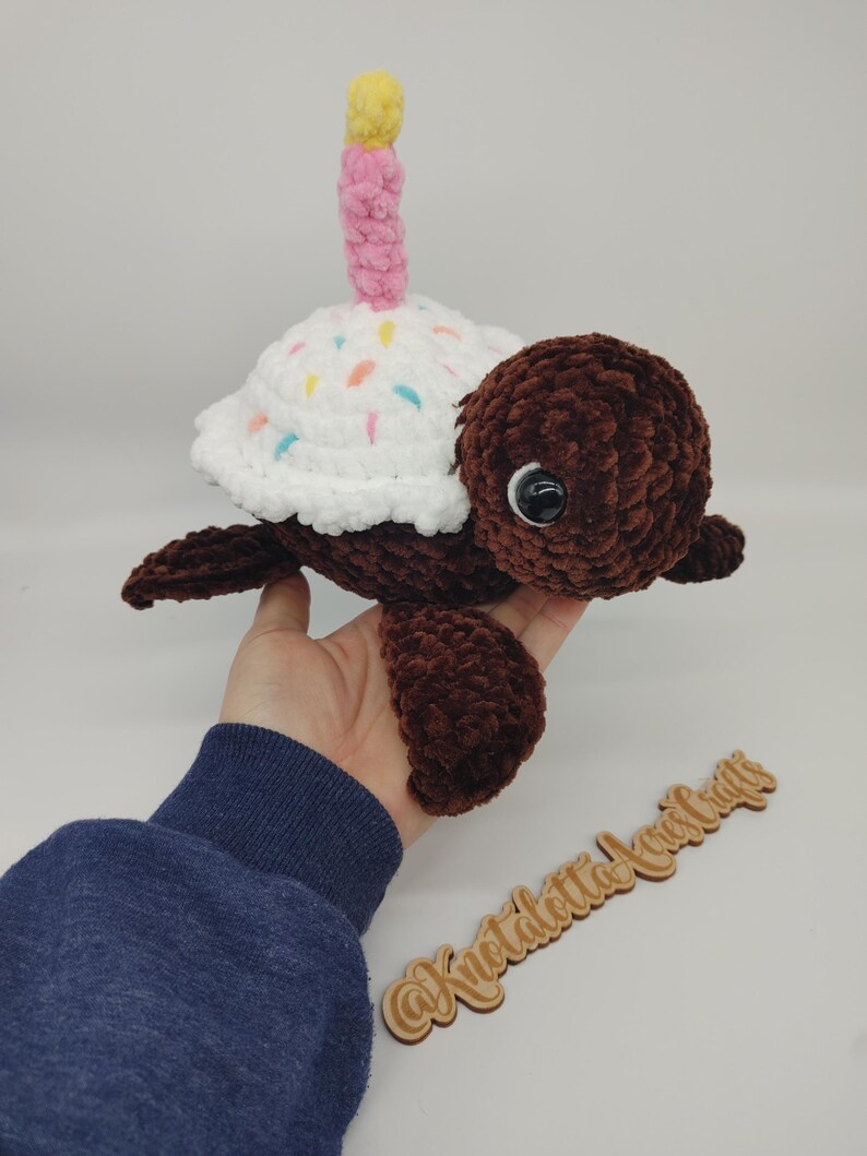 Crochet Cupcake Turtle Plush with Candle – Handmade Birthday Turtle, Cute Amigurumi Plushie, Unique Birthday Gift Bild 6