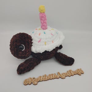 Crochet Cupcake Turtle Plush with Candle – Handmade Birthday Turtle, Cute Amigurumi Plushie, Unique Birthday Gift Bild 4