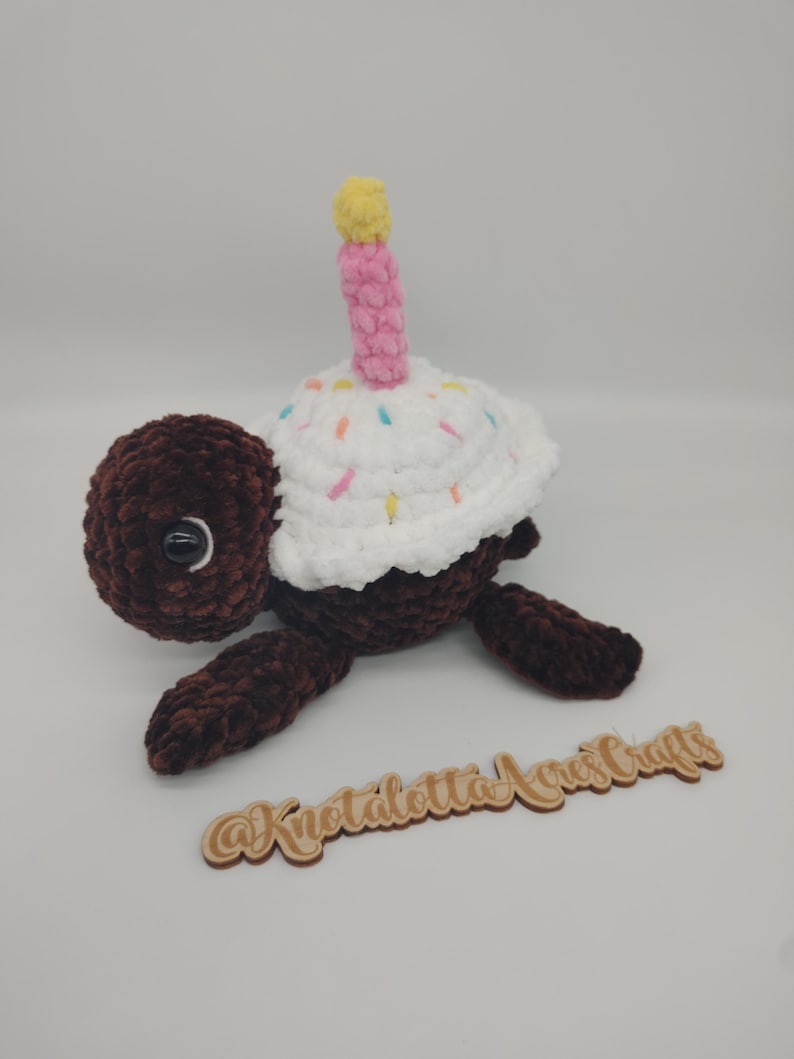 Crochet Cupcake Turtle Plush with Candle – Handmade Birthday Turtle, Cute Amigurumi Plushie, Unique Birthday Gift Bild 4
