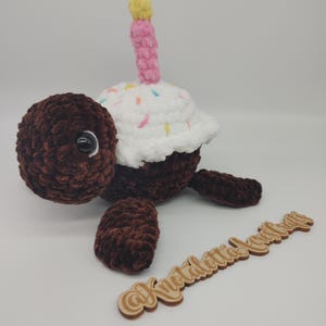 Crochet Cupcake Turtle Plush with Candle – Handmade Birthday Turtle, Cute Amigurumi Plushie, Unique Birthday Gift Bild 5