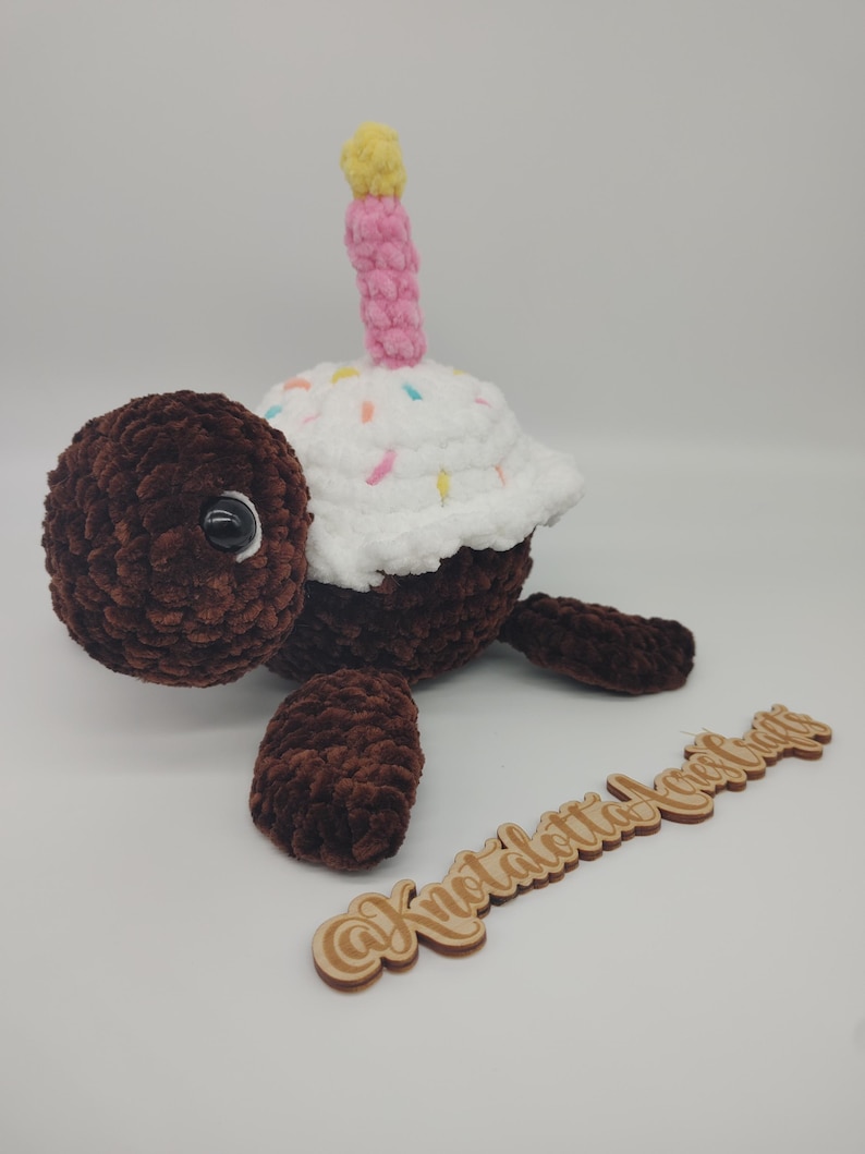 Crochet Cupcake Turtle Plush with Candle – Handmade Birthday Turtle, Cute Amigurumi Plushie, Unique Birthday Gift Bild 5