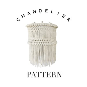 以下が含まれることがあります： 白いマクラメのシャンデリアのパターンで、黒い文字で「CHANDELIER PATTERN」と書かれています。