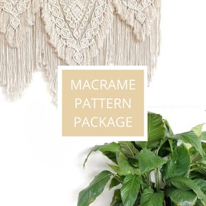 Puede incluir: Un fondo beige con una pared de macramé blanca y una planta verde en la esquina inferior derecha. El texto "MACRAME PATTERN PACKAGE" está escrito en un cuadro beige.