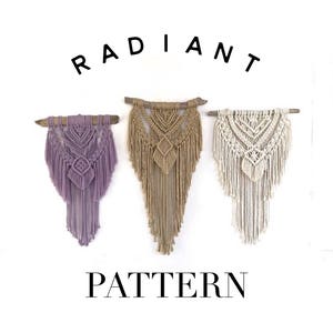 Op de afbeelding: Drie macramé wandhangers in verschillende kleuren: paars, beige en wit. De hangers hebben allemaal hetzelfde patroon, met een ruitvorm in het midden en franjes aan de randen. De tekst "RADIANT PATTERN" staat onder de hangers.