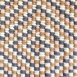 Peut inclure: Gros plan sur un tapis tiss&eacute; avec un motif de rayures de couleur beige, rose, blanc et gris.