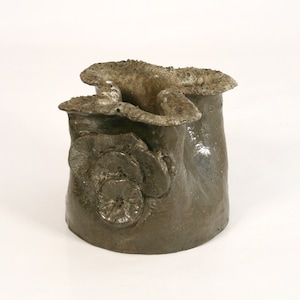 Jarrón de cerámica vintage escultural de lava gruesa marrón fangoso, estilo retro de mediados de siglo, estudio de cerámica moderna, ameba, flor ondulada derretida, curiosidad inusual