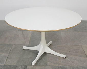 Mesa de centro con pedestal estilo vintage George Nelson Herman Miller modelo 5452 de color blanco marfil, estilo moderno de mediados de siglo, con extremos laterales en forma de tulipán, redonda, estilo era espacial