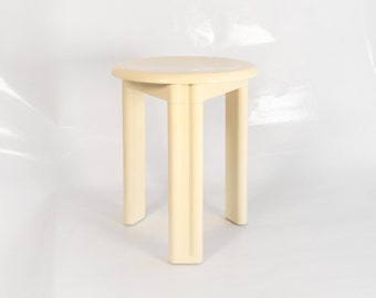 vintage Olaf von Bohr pour Tabouret Trio en plastique de style Gedy Mid Century Modern Italian Space Age Atomic Era Circular Side End Small Table Tripode