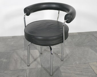 Reproduction vintage Charlotte Perriand Le Corbusier Pierre Jeanneret LC7 Chaise de salle à manger pivotante en cuir noir tubulaire chromé