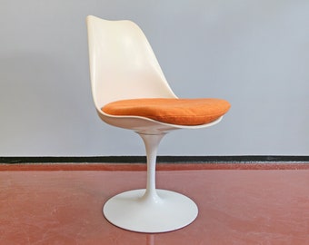 Silla de comedor estilo club vintage Eero Saarinen Knoll International de color naranja y blanco con diseño de tulipán, estilo retro de mediados de siglo, estilo modernista