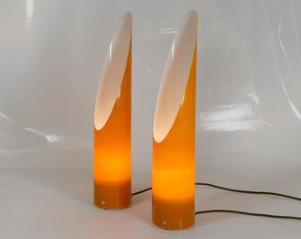 Juego de dos lámparas de pie vintage naranjas Unghia Rodolfo Bonetto con forma de lápiz labial, de plástico moldeado, con acentos de Roger Lecal, iluminación pop art de la era espacial, par de los años 70