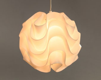 Lámpara colgante vintage Poul Christiansen Le Klint modelo 172 con diseño de luna plisada en blanco marfil y forma de vaina de flores, globo redondo, estudio danés de mediados de siglo.