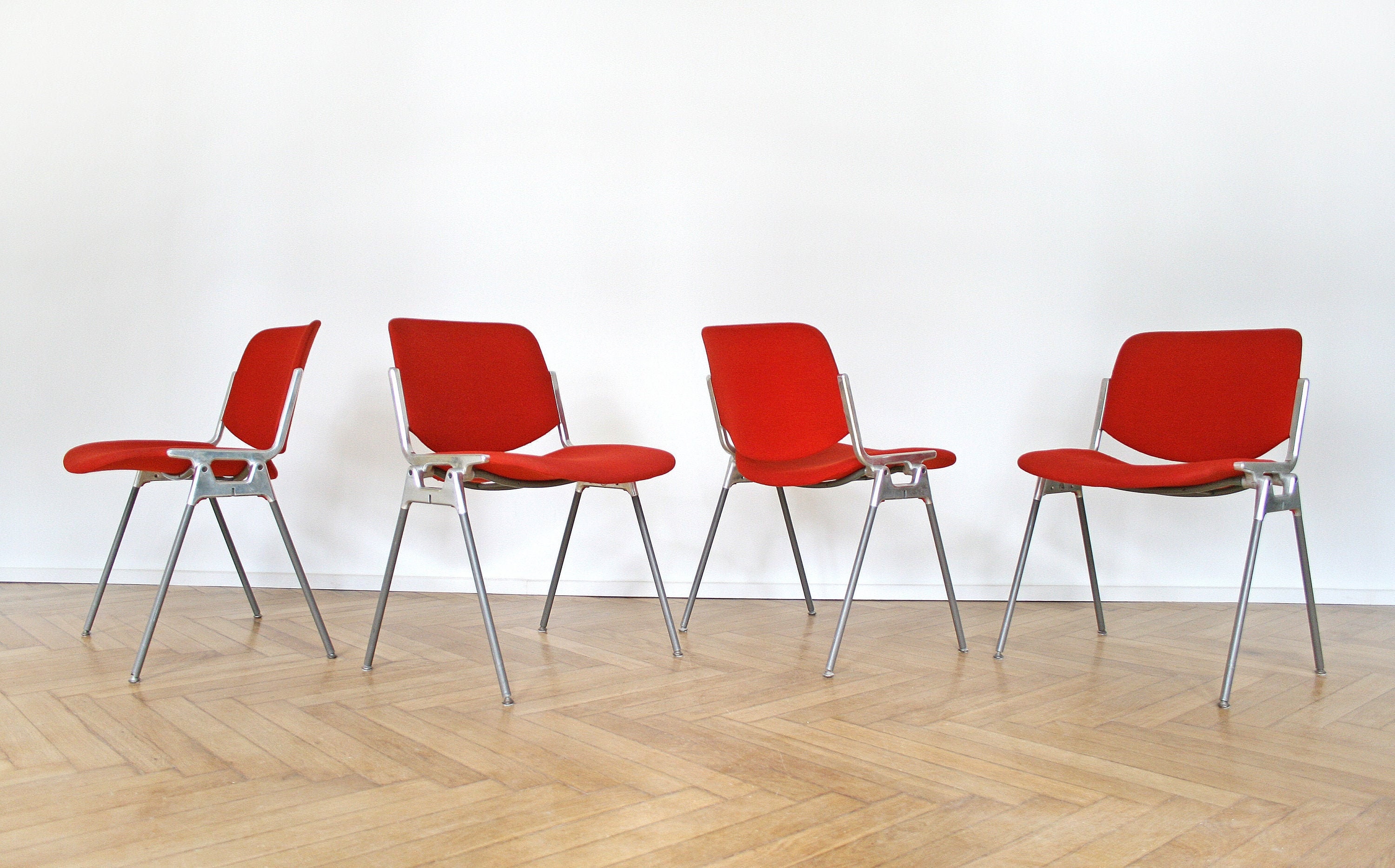 Prix Par Pièce Vintage Castelli Dsc 106 Vibrant Red Textile Stacking Chairs Giancarlo Piretti Desk D