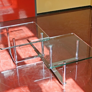 Set mit 2 Vintage italienischen Postmodernen quadratischen Glas Chrom Couchtischen Side End Retro Akzent Minimalist Paar Konsolen Brutalist Eclectic Pomo