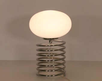 Grande lampe de table à ressort vintage Ingo Maurer Design M Spirale en verre laiteux Orb en acier chromé Bureau Space Age Home Office Postmodern Atomic Era