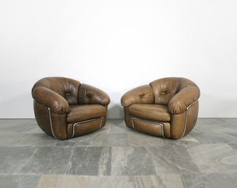 Par de sillones estilo club hollywood regency de cuero genuino marrón con mechones italianos de Giuseppe Munari, estilo vintage, con estructura tubular cromada, juego 2 Sergio Crippa