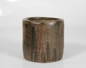 Maceta de cerámica modernista, pequeña, vintage, brutalista, marrón chocolate, florero, recipiente cilíndrico irregular, arte de cerámica primitiva