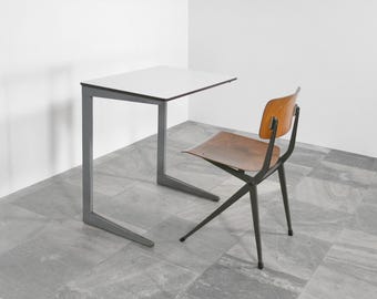 Escritorio vintage Friso Kramer Ahrend de Cirkel con diseño industrial, estilo modernista holandés, mesa de acero grafito, blanco, para el hogar, la oficina y el trabajo, estilo brutalista.