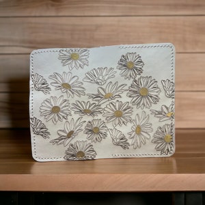 Cartera plegable grande de piel con margaritas blancas y doradas