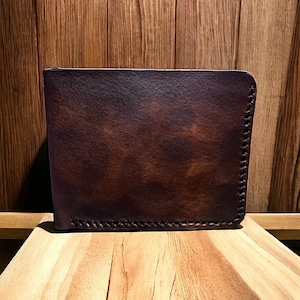 Cartera plegable de piel teñida de marrón