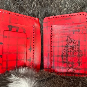 Cartera de Hombre en Piel Cuadros Rojos y Negros con Lobo Grabado a Láser