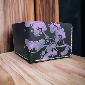 Cartera plegable de cuero con diseño de flor de cerezo en negro y rosa